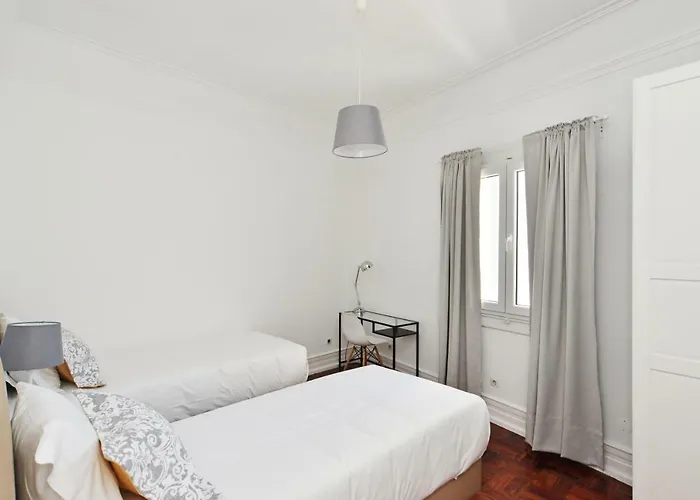 Avenida Πανσιόν *