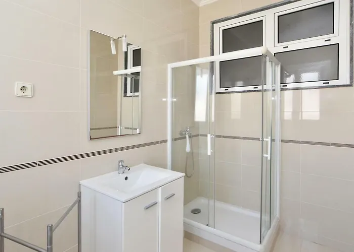 Avenida Πανσιόν *